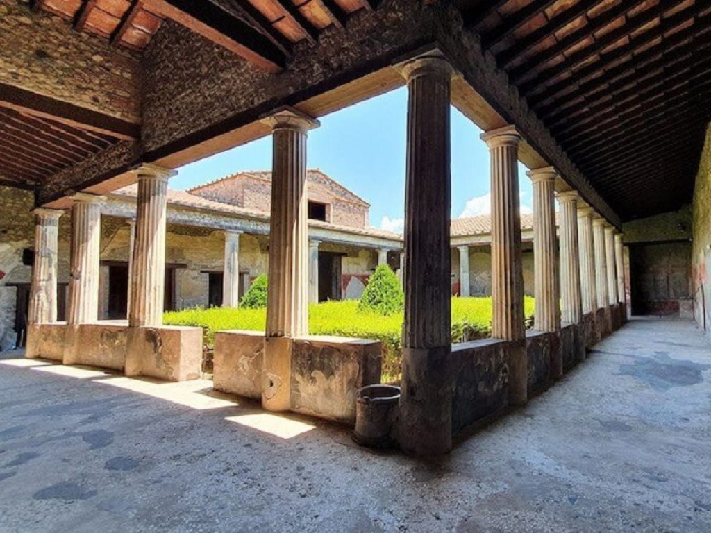Pompei: turista sale sul tetto di una Domus per un selfie