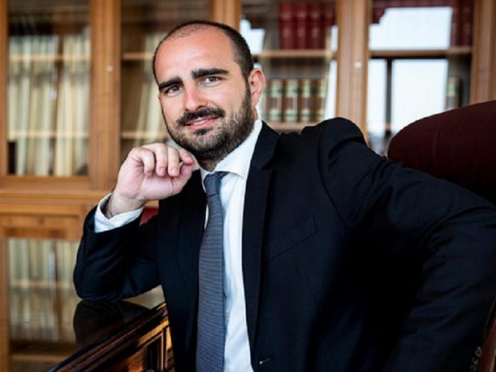 È Marco Rizzone il "furbetto" del Movimento 5 stelle che ha chiesto e ottenuto il bonus Inps da 600 euro. Crimi: "Deferito a probiviri"