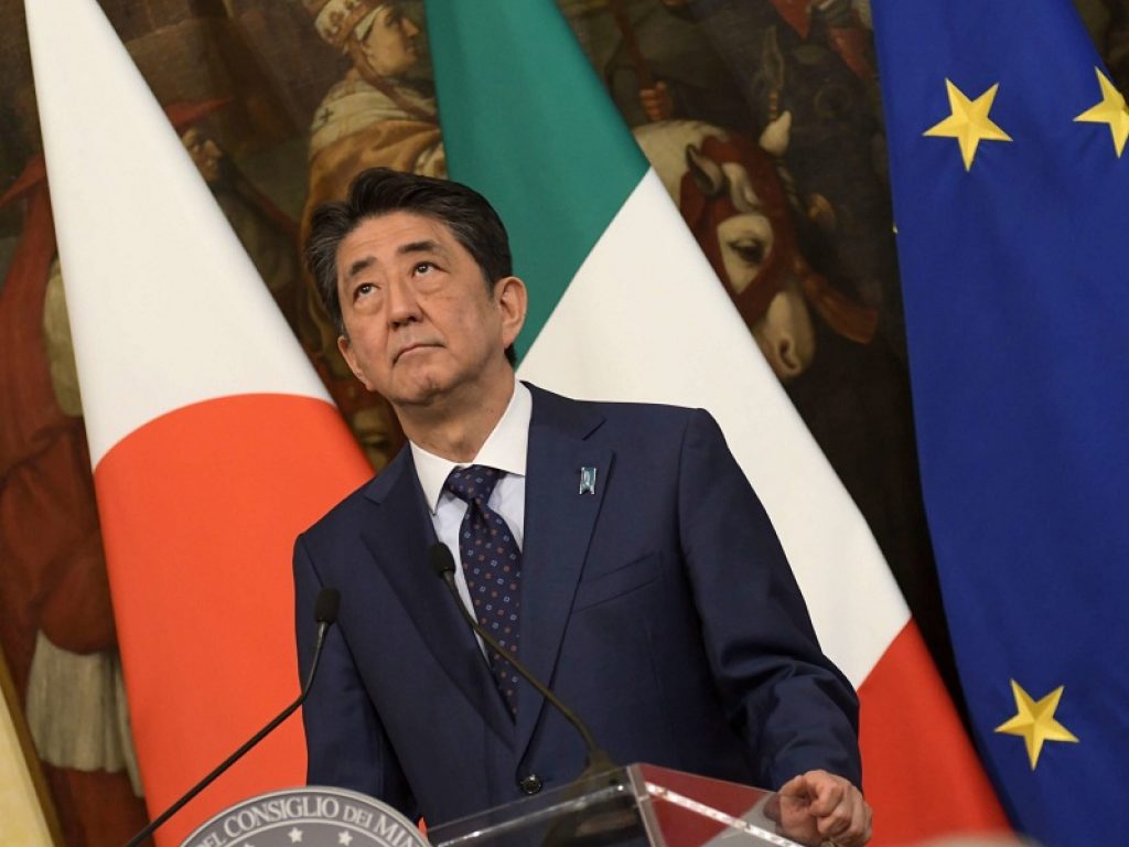 Giappone, il premier Abe verso le dimissioni a causa di problemi di salute: il primo ministro soffre dall'adolescenze di colite ulcerosa