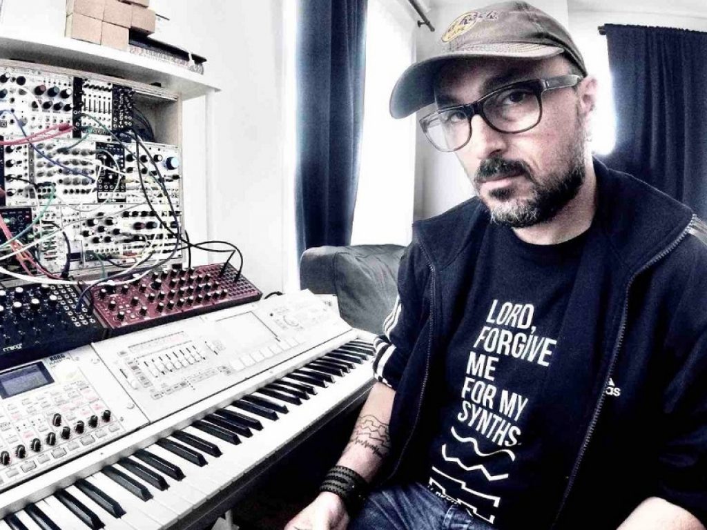 Simone Cicconi pubblica il terzo album