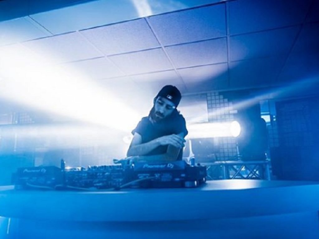 Sonik ft. Johnson Righeira in radio con L'Estate Sta Finendo