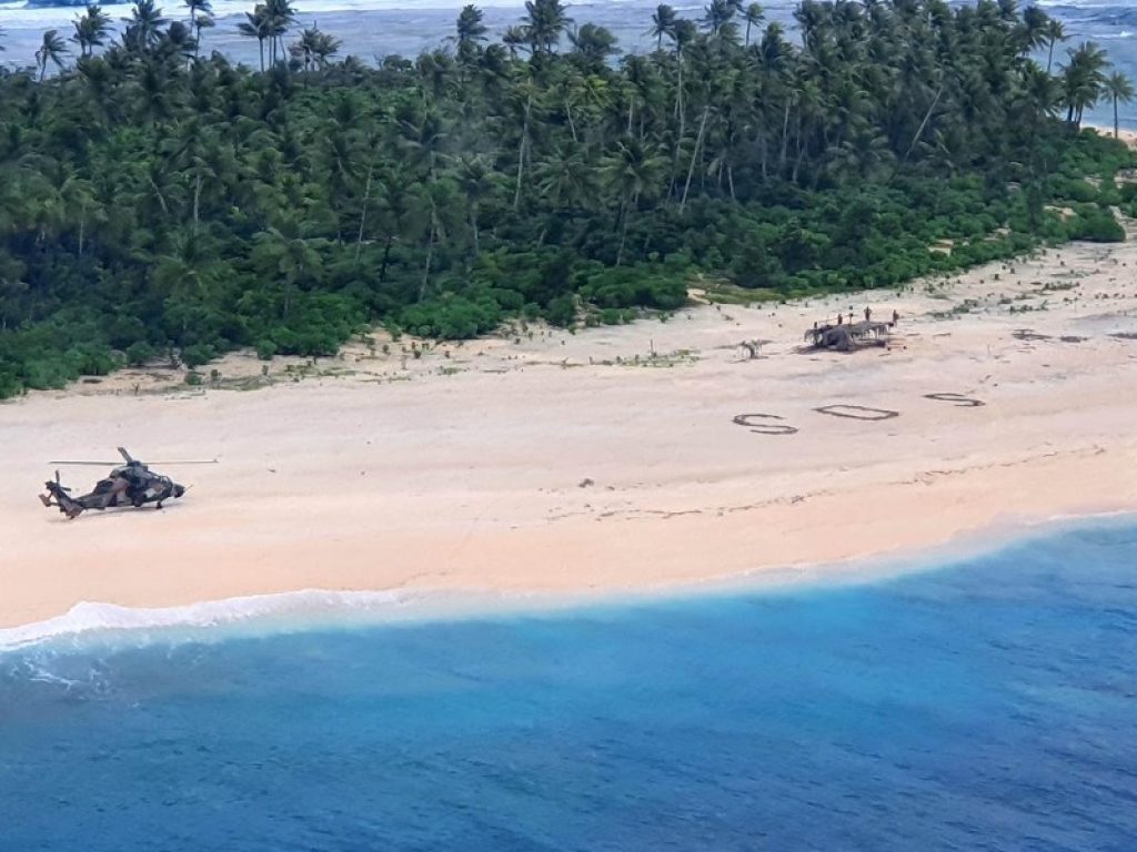 Dispersi su un’isola deserta, si salvano scrivendo SOS sulla sabbia: l'avventura di tre naufraghi in Micronesia ricorda quelle dei romanzi