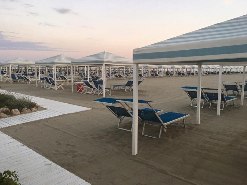 Legambiente denuncia l’aumento delle concessioni balneari nel nuovo rapporto: interessano oltre la metà delle spiagge italiane