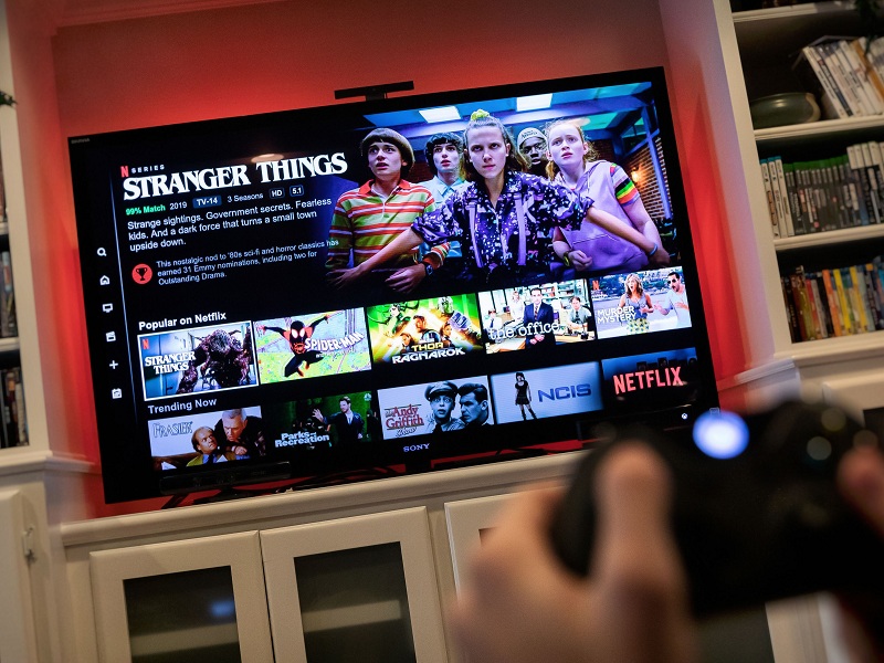 Netflix sperimenta il blocco degli account condivisi, interessati anche gli utenti italiani: l'obiettivo è fermare la condivisione illecita delle password