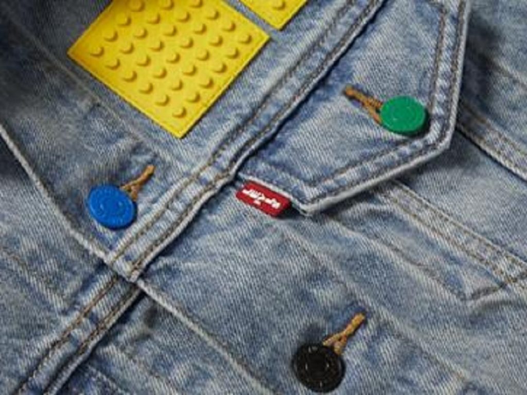 LEGO e Levi’s lanciano linea di abbigliamento