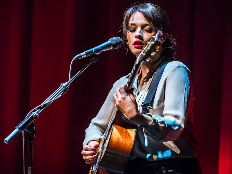 Carmen Consoli canta “Coraggio, Onestà e Lealtà”, il brano portante dei titoli di coda: la versione originale è della superstar Christina Aguilera
