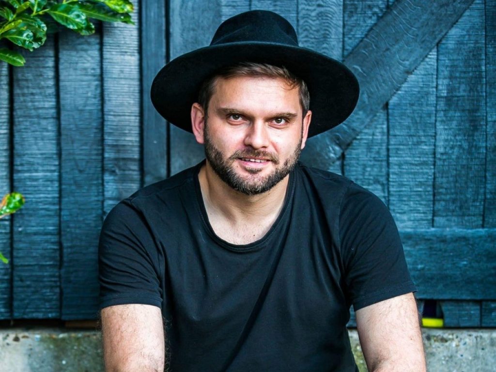 "Un momento", il nuovo singolo del cantautore catanese, di base a Londra, Danilo Sapienza