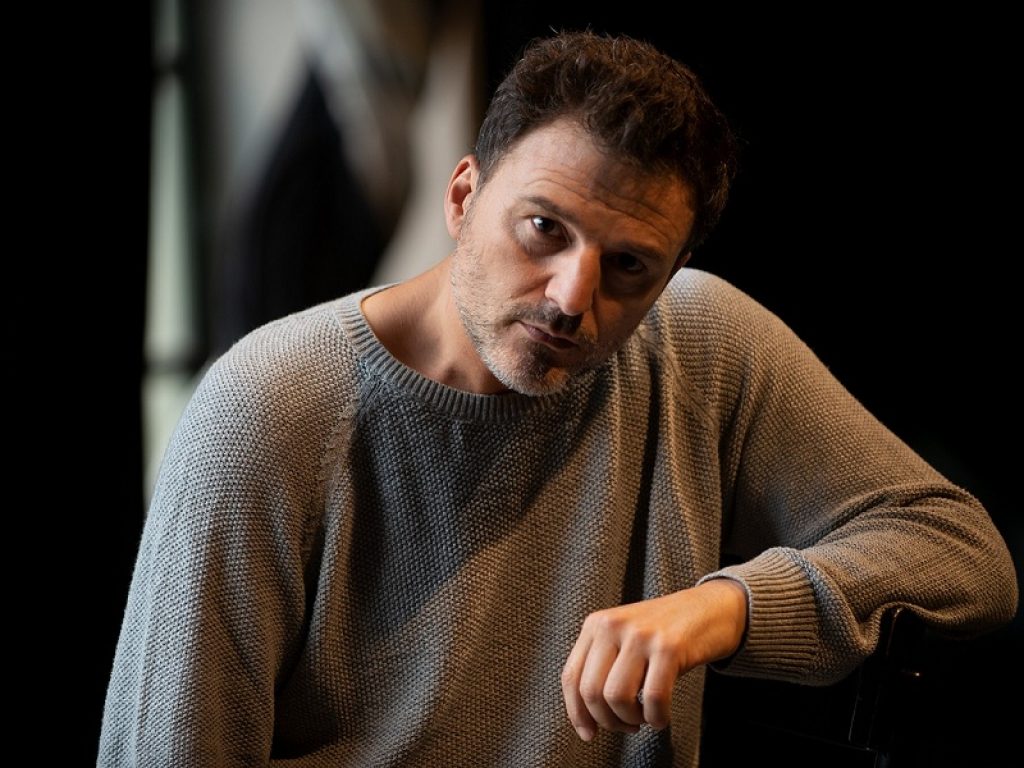 Al Teatro della Limonaia di Firenze il debutto di Angelo della Gravità dal testo di Massimo Sgorbani: in scena Fabio Mascagni con la regia di Alvia Reale