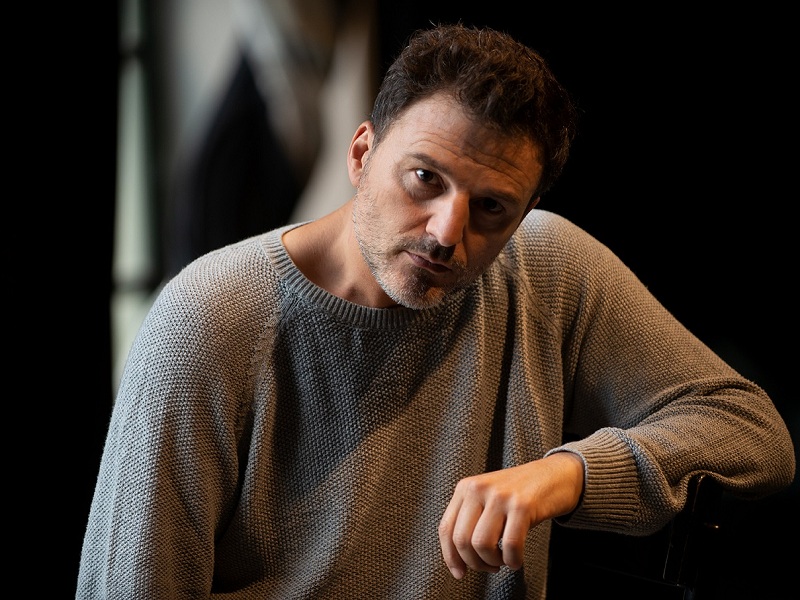 Al Teatro della Limonaia di Firenze il debutto di Angelo della Gravità dal testo di Massimo Sgorbani: in scena Fabio Mascagni con la regia di Alvia Reale