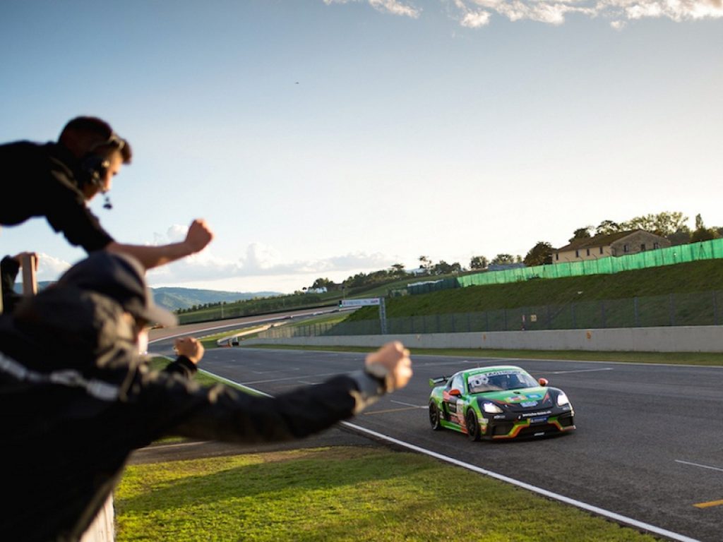 Porsche Sports Cup Suisse: show di Fenici al Mugello