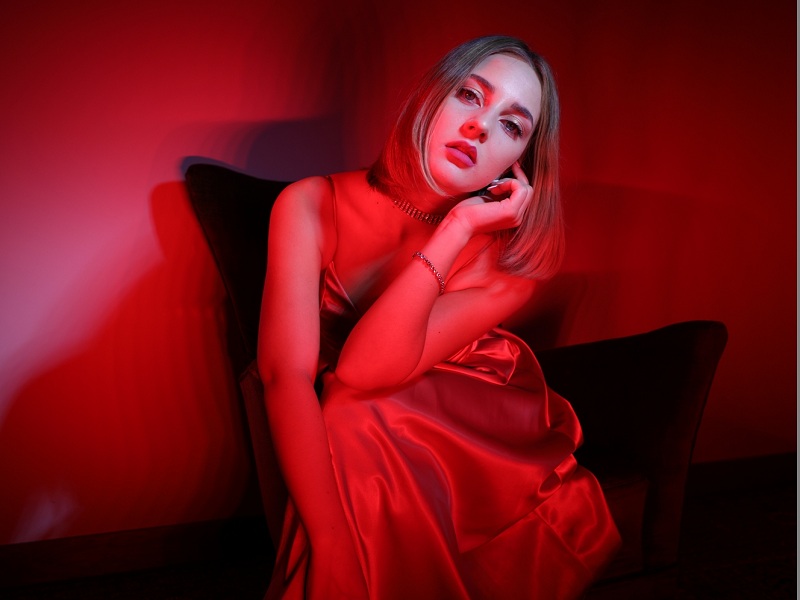 Julie online con il brano "Appesi a un filo"