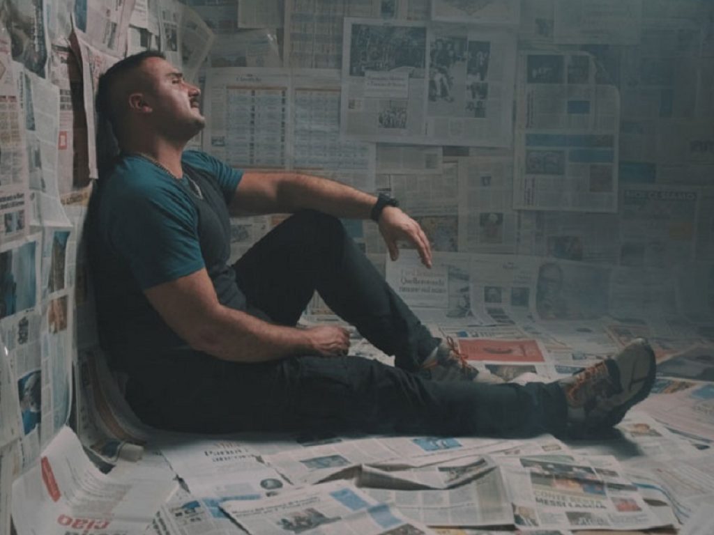 Arriva in radio, negli store e sulle piattaforme digitali "Qualcosa quasi inspiegabile", il nuovo singolo inedito di Mattia Toni