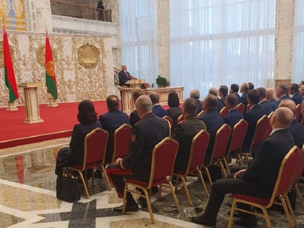 Bielorussia, Lukashenko giura a sorpresa a porte chiuse: proteste e scioperi nel Paese. Catene umane per chiedere la liberazione dei manifestanti