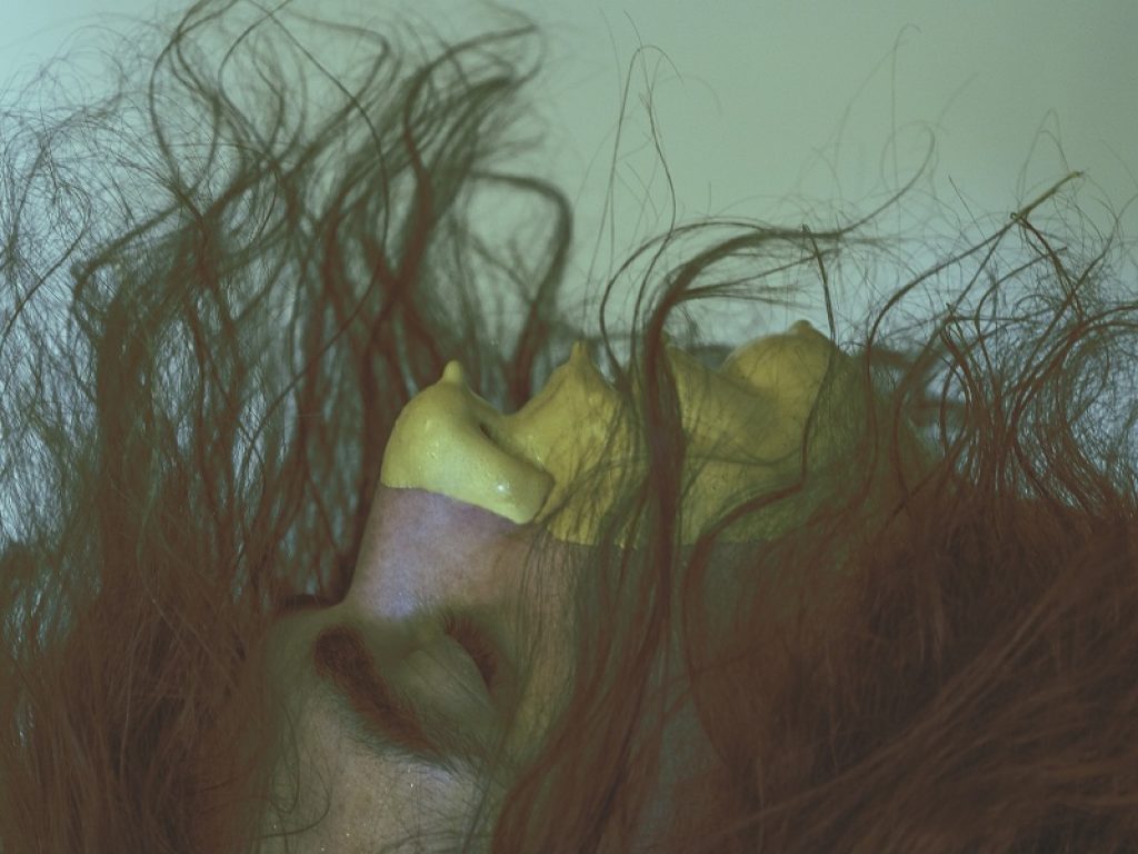 L'Avvocato Dei Santi online con "Luci accese"