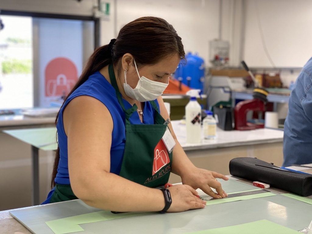 Dodici borse di studio finanziate per un Corso Base di Pelletteria all'Alta Scuola di Pelletteria Italiana a Scandicci: domande fino al 4 ottobre