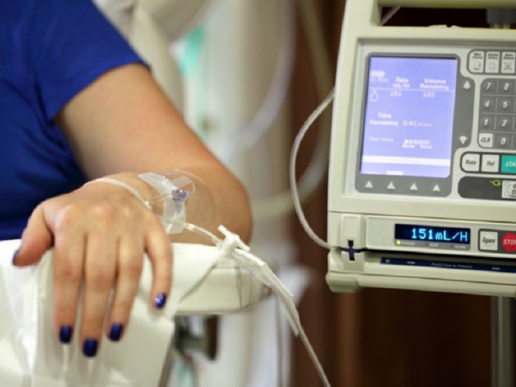 Secondo uno studio pubblicato su Nature Medicine i pazienti oncologici in chemioterapia potrebbero non essere protetti da due dosi di vaccino anti Covid