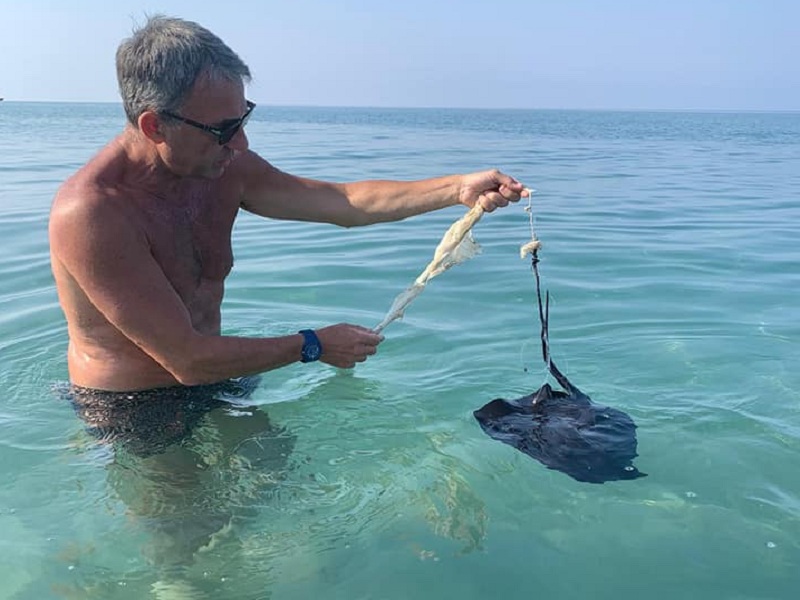 Il ministro Costa libera un pesce dalla plastica