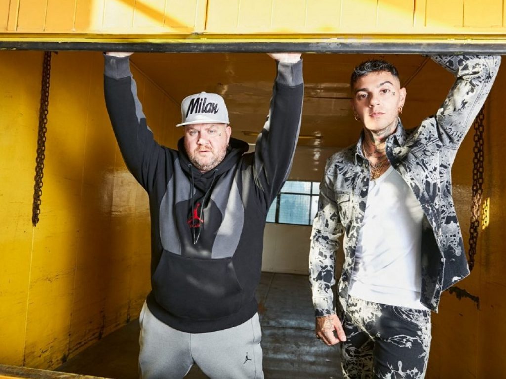 Emis Killa e Jake La Furia debuttano primi in classifica e annunciano date live