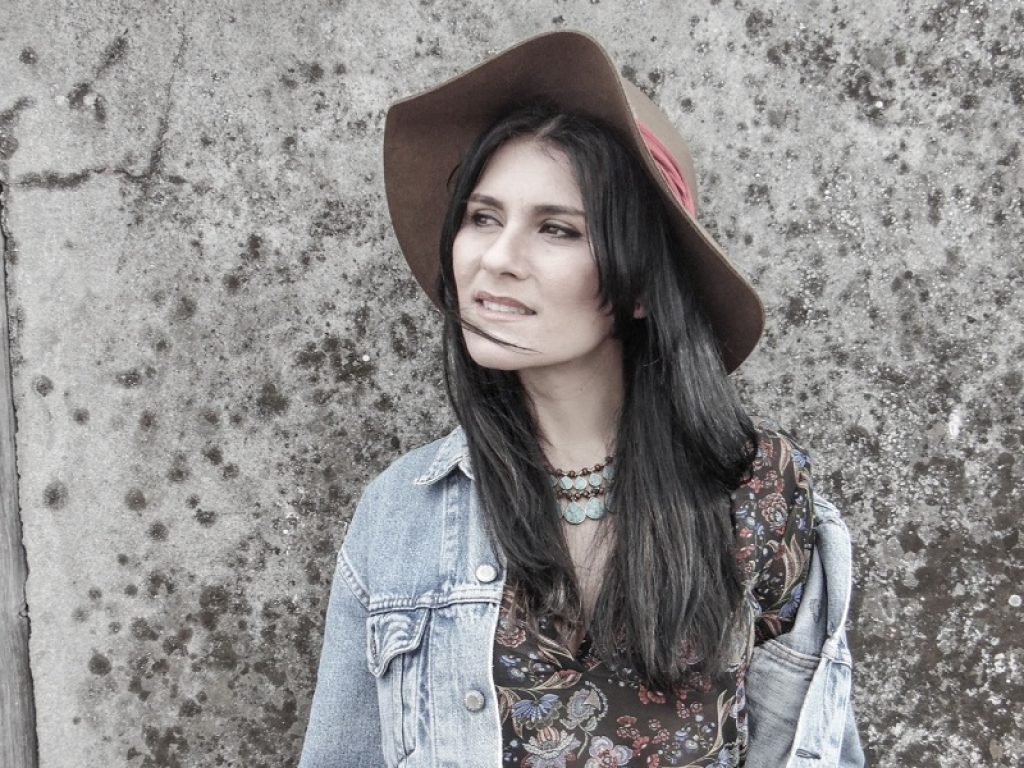 Flo in radio con il brano "L'uomo normale"