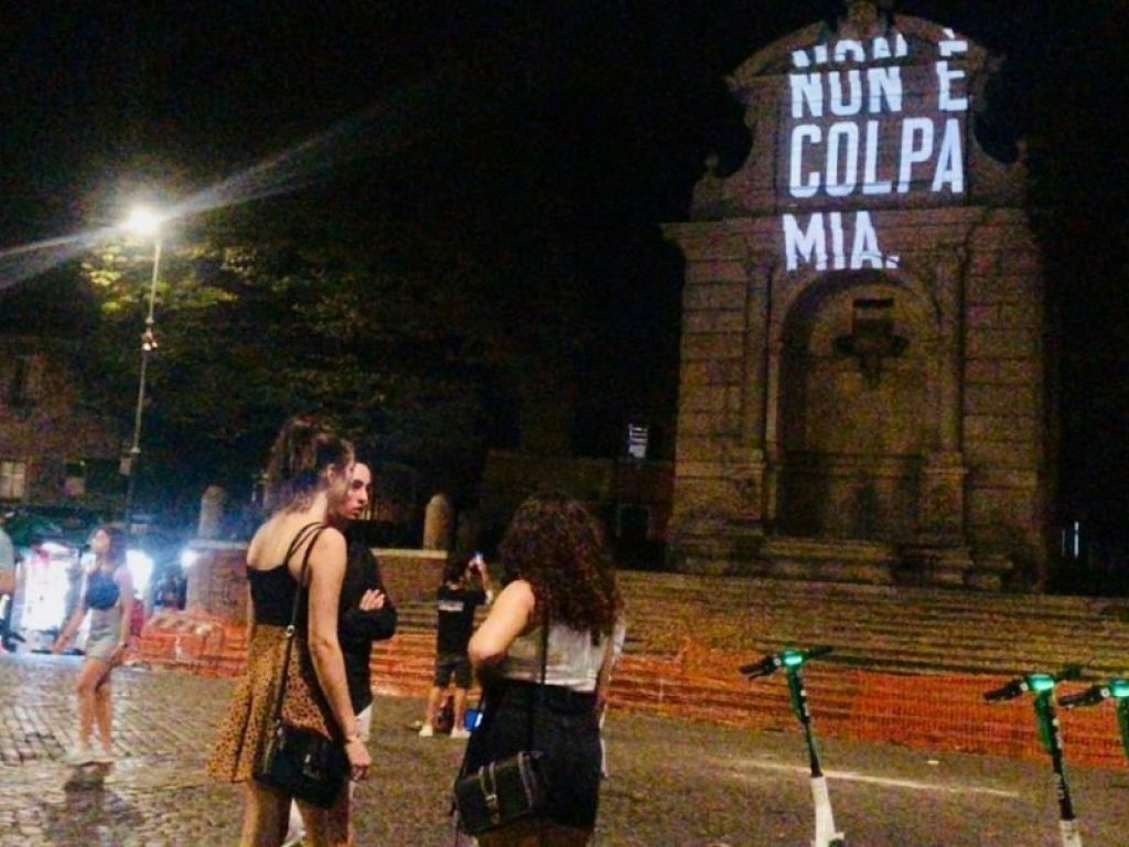Non è colpa mia: frase misteriosa invade le strade di Milano e Roma. Continuano ad apparire cartelloni e proiezioni ad opera di autori anonimi