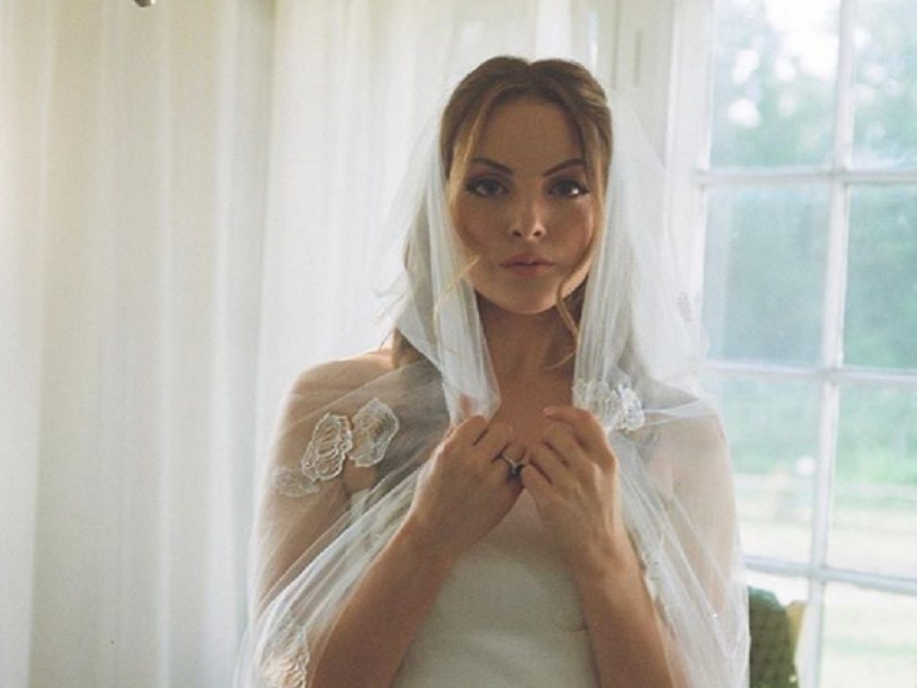 Elizabeth Gillies di Dynasty si è sposata a sorpresa