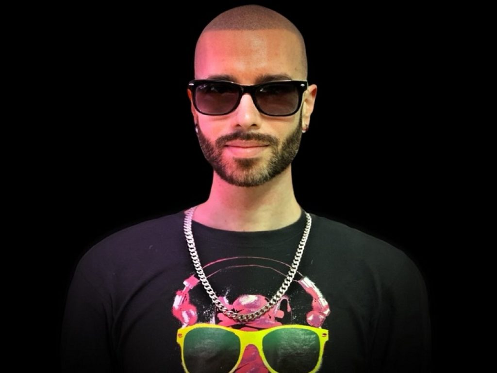 Koito online con il brano "Non ridi mai"