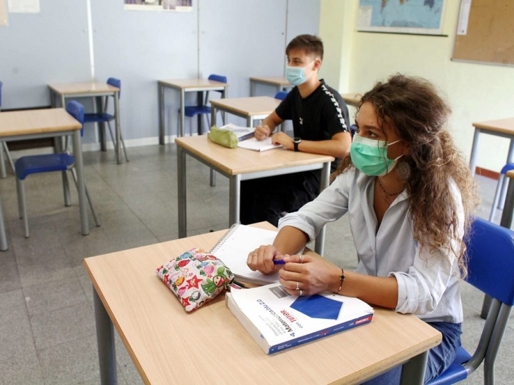Scuola e Covid, quando serve il certificato medico? Ecco cosa dicono presidi e pediatri tra dubbi per le procedure e criteri per i tamponi
