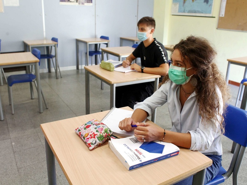 Scuola e Covid, quando serve il certificato medico? Ecco cosa dicono presidi e pediatri tra dubbi per le procedure e criteri per i tamponi