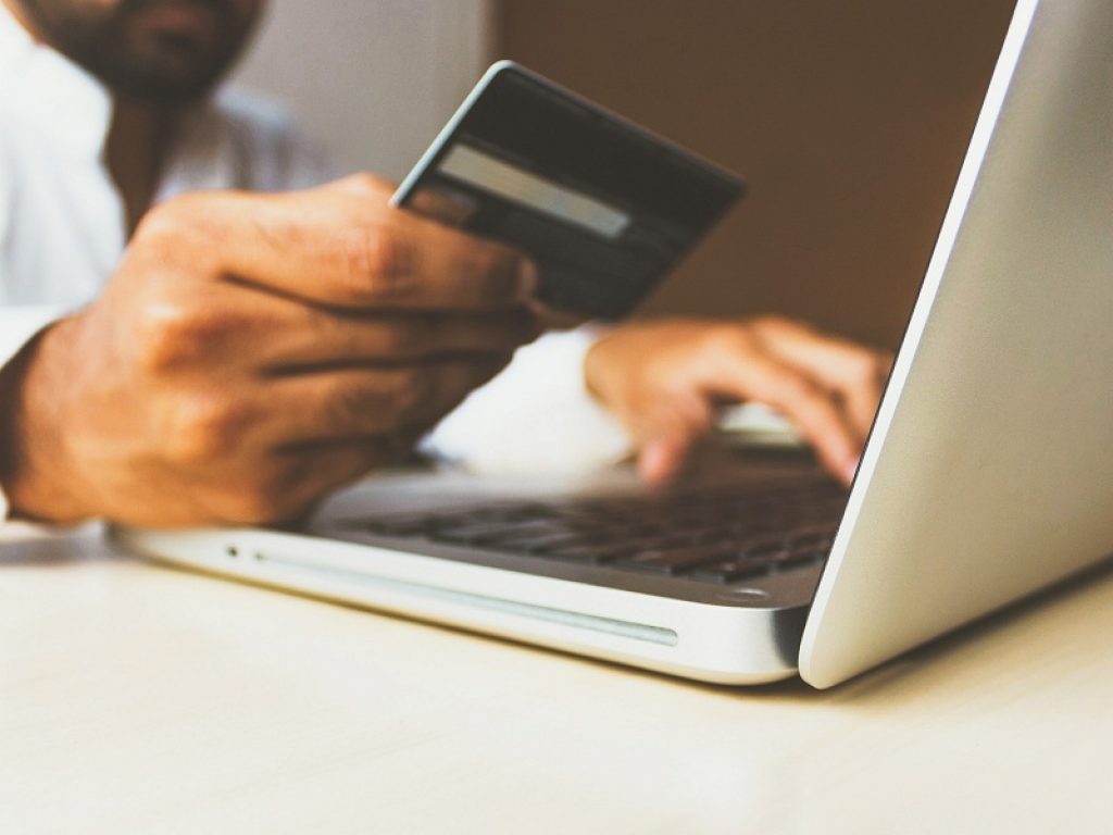 Giocare sui casinò online con soldi veri è ormai piuttosto sicuro ma il rischio truffa è sempre presente: come evitarle e scegliere i migliori