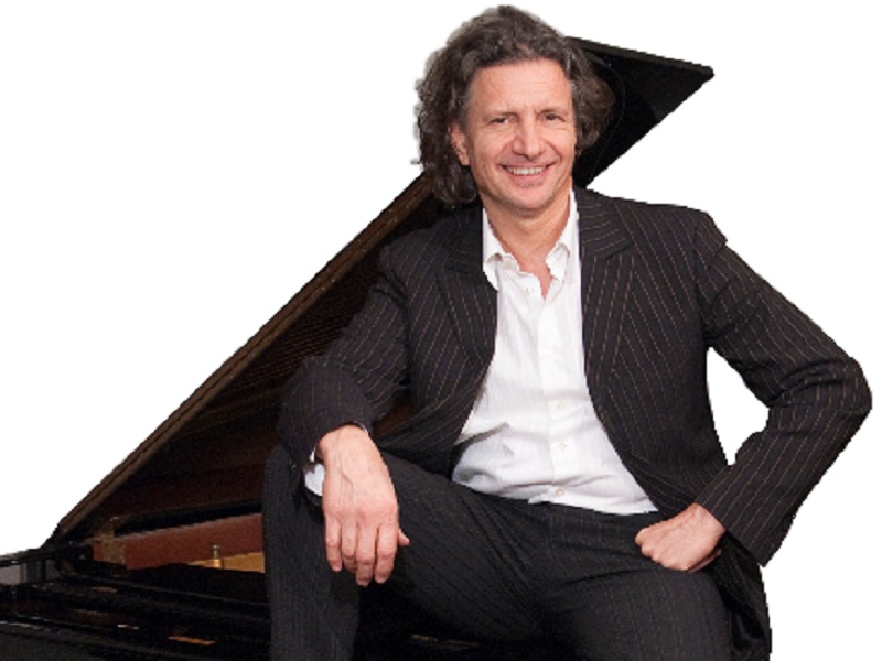 "Io chi sono" è il nuovo singolo del poliedrico cantautore fiorentino Banchelli, noto per la sua partecipazione a Sanremo