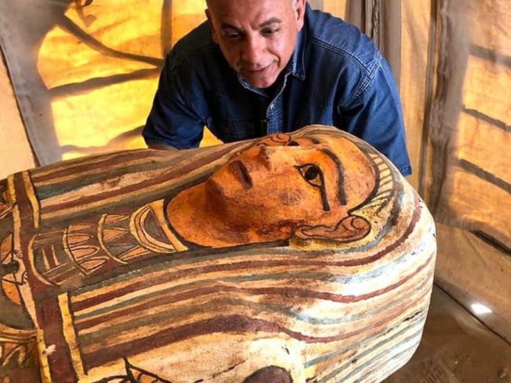 In Egitto scoperti a Saqqara 27 sarcofagi intatti di 2.500 anni fa: il ritrovamento è il più grande e importante dei tempi recenti