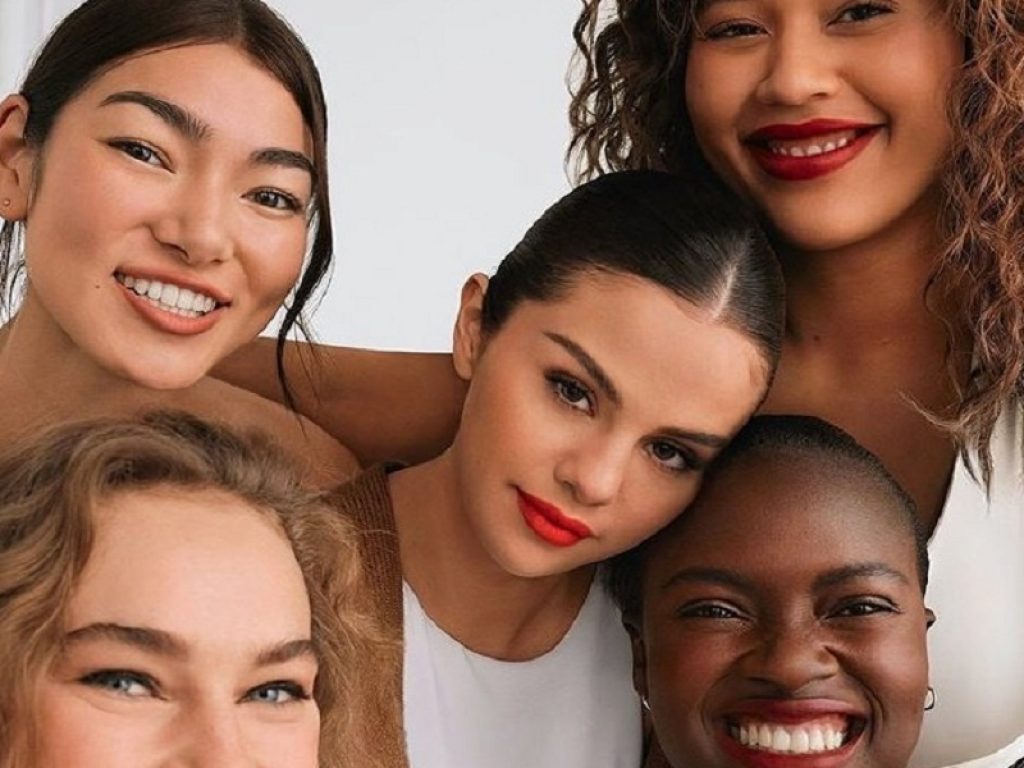 Selena Gomez lancia linea di make up Rare Beauty