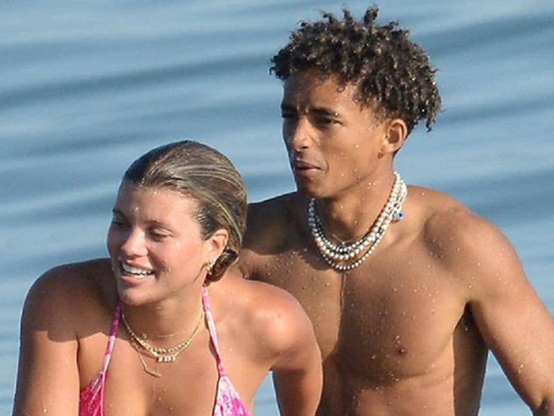 Sofia Richie dimentica Scott Disick con Jaden Smith. I due intimi in spiaggia