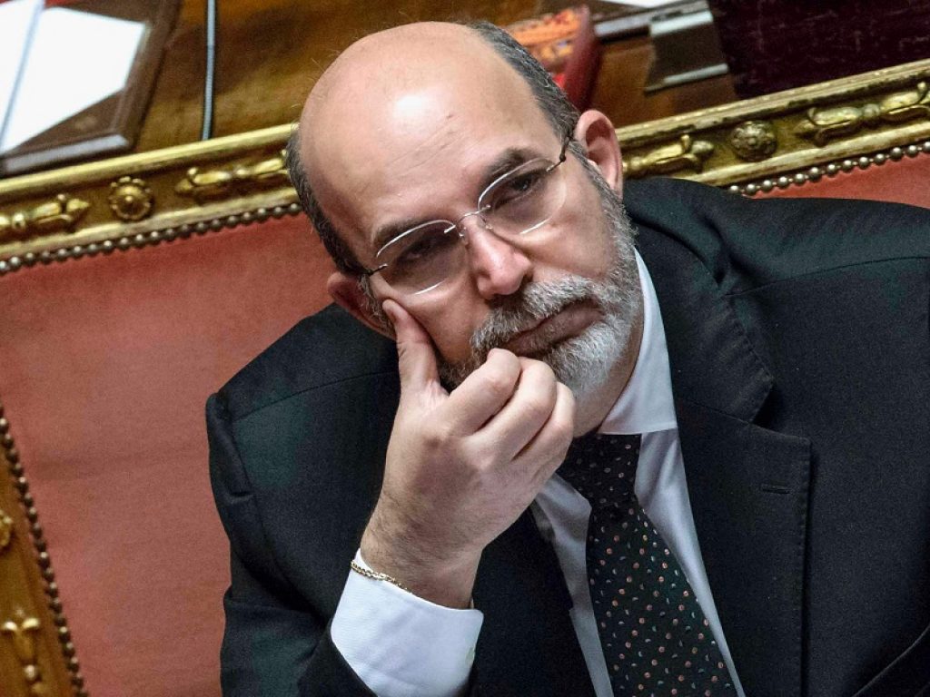 Dopo la rottura tra Grillo e Conte il Movimento 5 stelle è una polveriera. Vito Crimi minaccia di lasciare: "Sto valutando la mia permanenza"