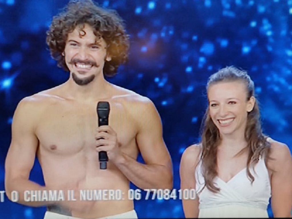 A “Tu si que vales” gli acrobati Micol Veglia e Andrea Cerrato incantano tutti con una intensa performance di Roue Cyr