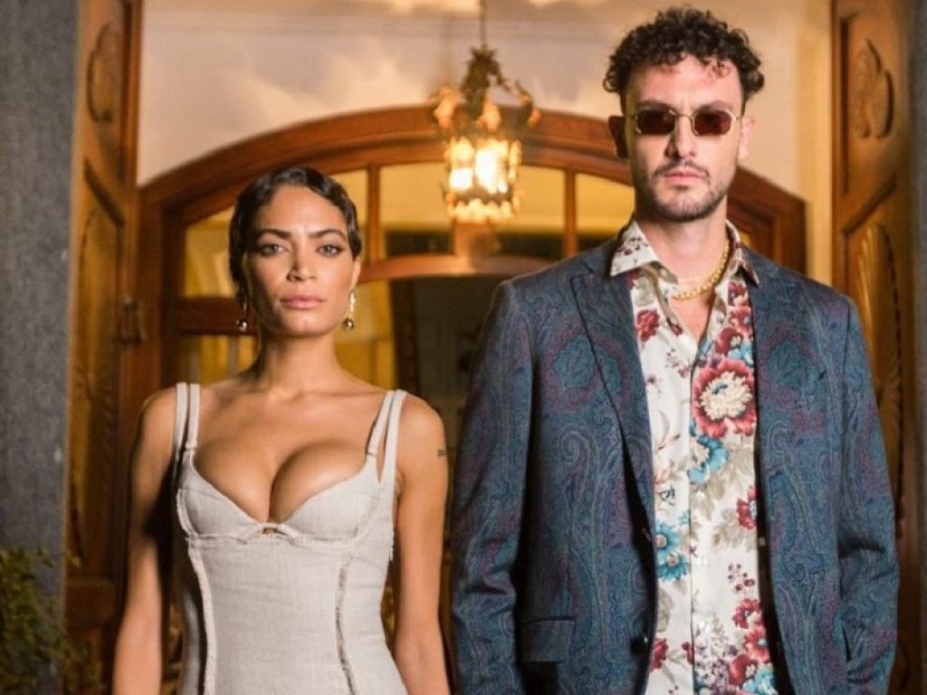 Carl Brave ed Elodie: una storia d’amore al telefono nel video di “Parli parli”