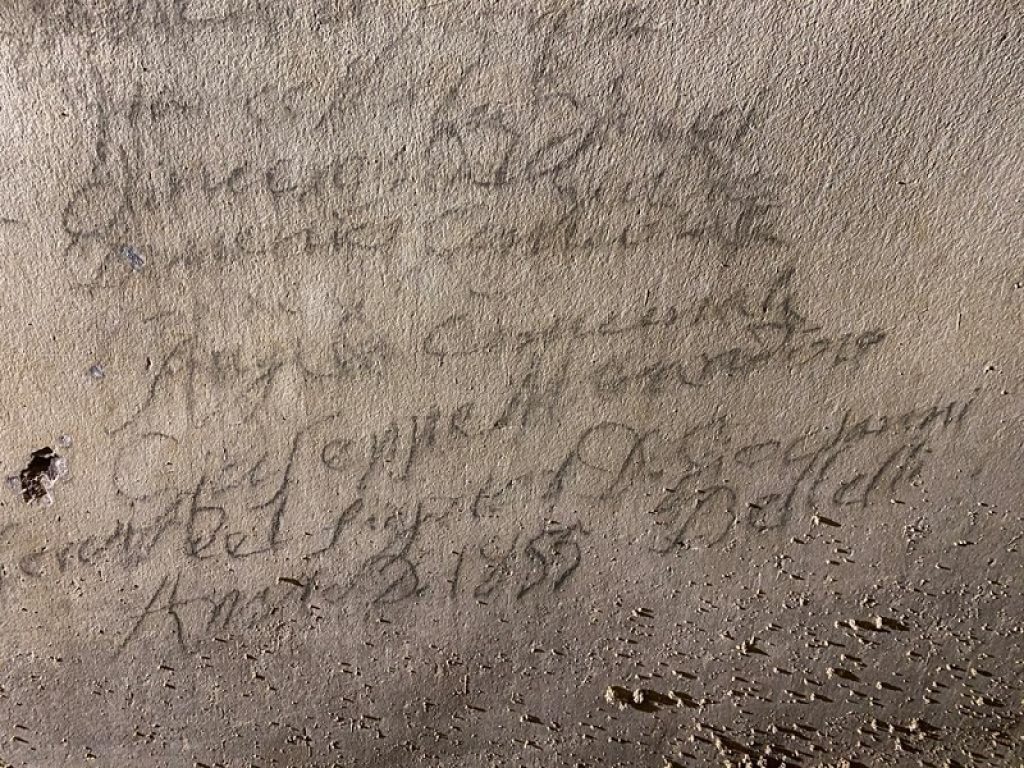 Tra graffiti dell'Ottocento e ingegneria antica, viaggio alla scoperta della Paestum sotterranea tra il tempio di Nettuno e la "Basilica"