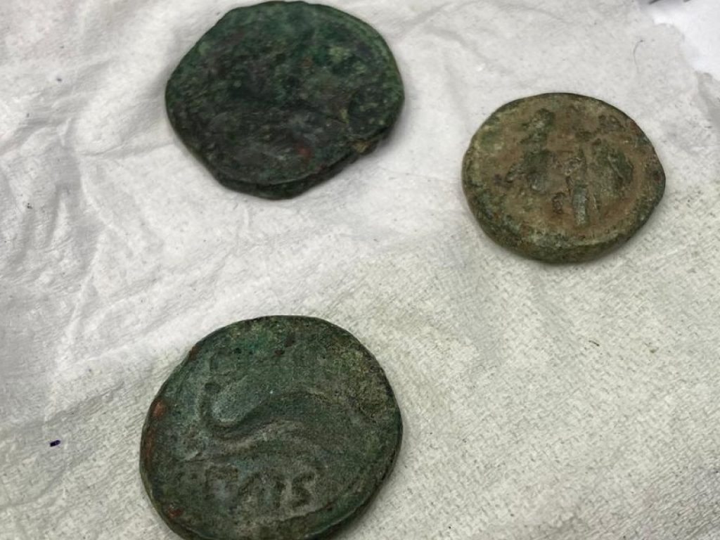 Paestum: pentito anonimo consegna 3 monete romane