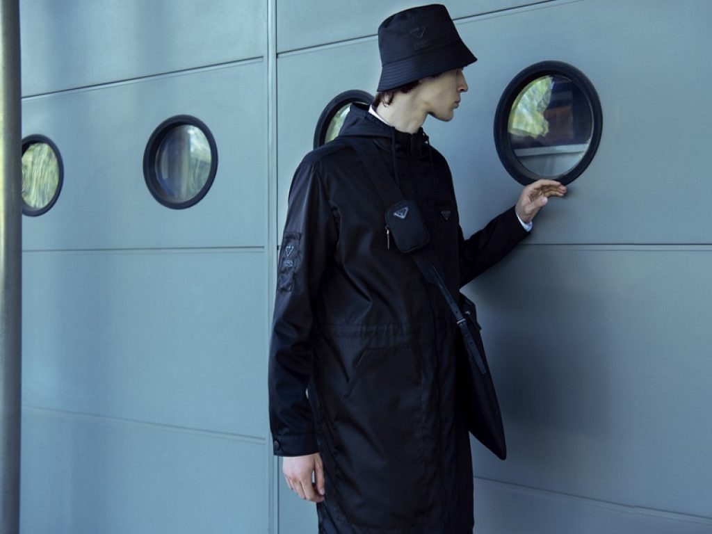 Con Re-Nylon Prada è più sostenibile: il marchio amplia le collezioni con nylon rigenerato ottenuto dal riciclo di materiali plastici