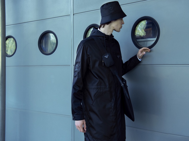 Con Re-Nylon Prada è più sostenibile: il marchio amplia le collezioni con nylon rigenerato ottenuto dal riciclo di materiali plastici