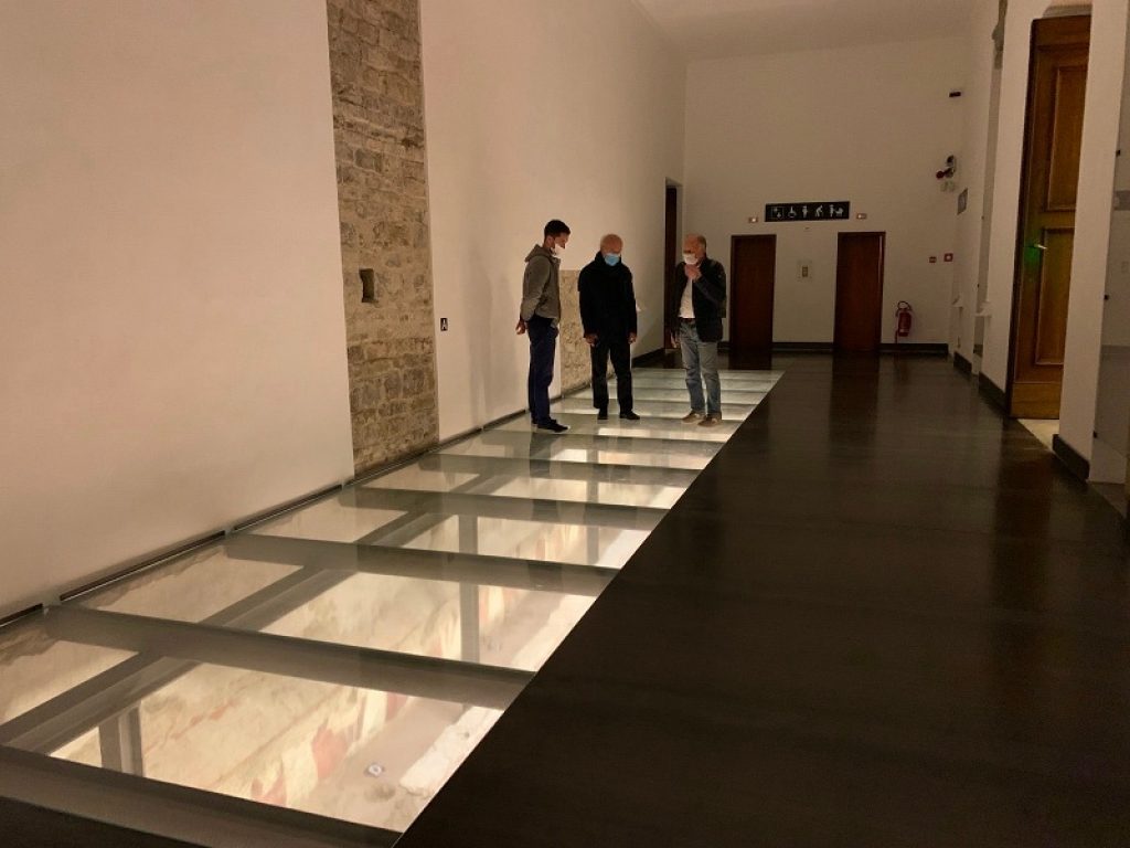 Riapre al pubblico, dopo i restauri, la sala con gli scavi della chiesa di San Pier Scheraggio. Dagli Uffizi anche un omaggio speciale a San Francesco