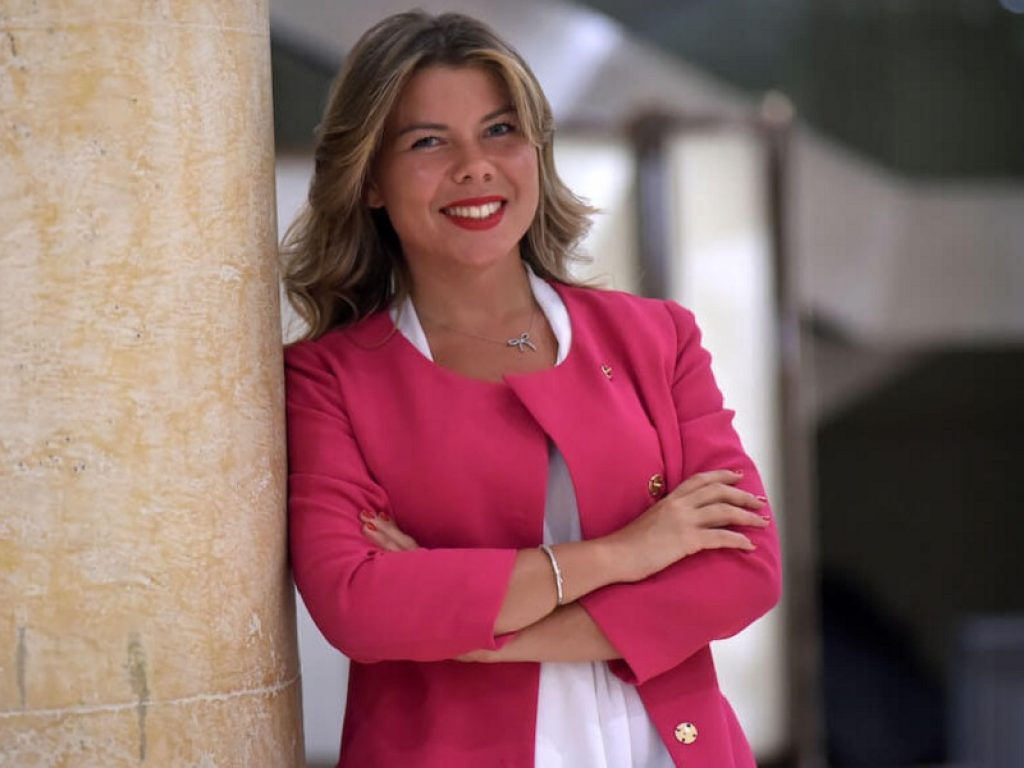 Fiocco rosa a palazzo San Giacomo: Alessandra Clemente riceve l'investitura di Luigi De Magistris per diventare sindaco di Napoli