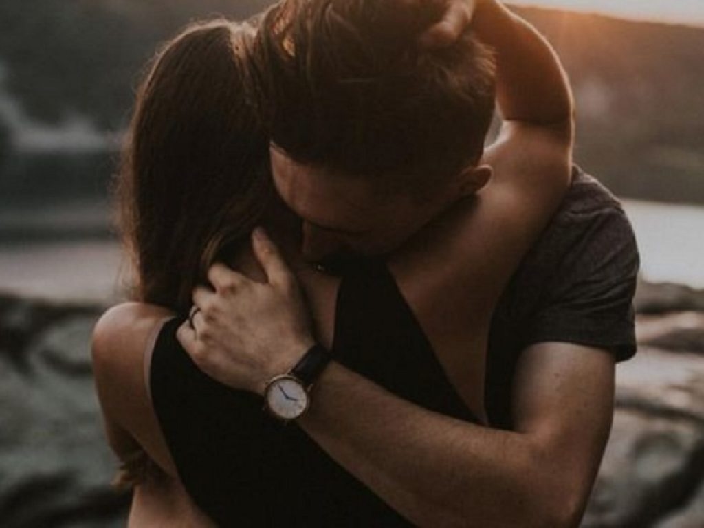 La forza di un abbraccio: terapia per il corpo