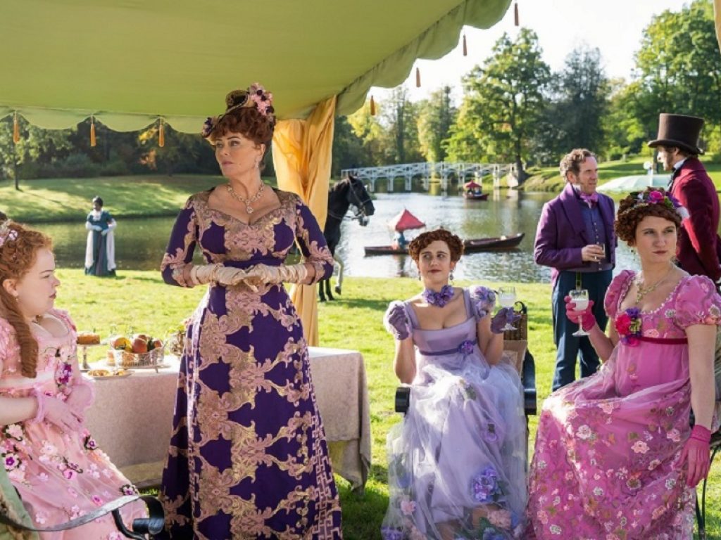 Netflix ha rilasciato la nuova featurette dedicata a Bridgerton: Penelope Featherington, uno dei personaggi più amati, porta alla scoperta del set