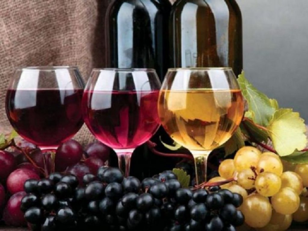 Le sanzioni contro Mosca bloccano vino e fiori italiani: paralizzato l'export di due settori che stavano crescendo a ritmi record