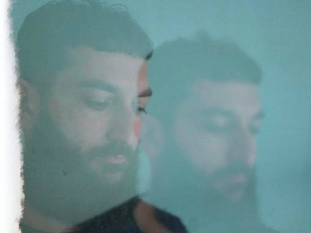 Vasco Brondi online su YouTube con il videoclip del nuovo singolo "Ci abbracciamo": il cantante collabora con Stefano Accorsi