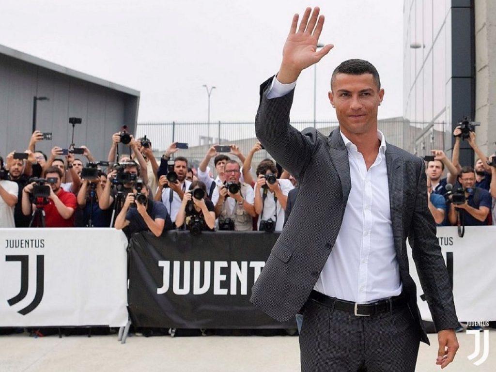 L'ex calciatore della Juventus Cristiano Ronaldo e Georgina Rodriguez annunciano sui social: “Siamo in attesa di due gemelli”