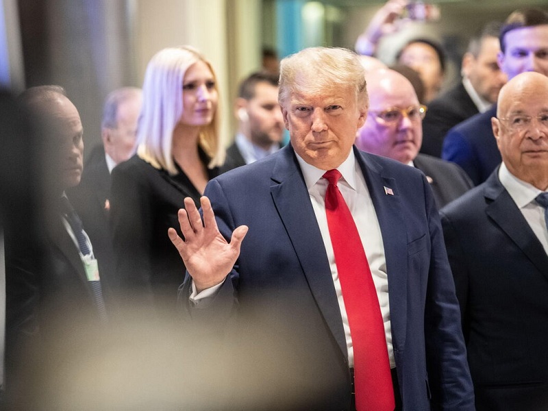 Twitter sospende in via definitiva l'account ufficiale di Donald Trump dopo gli ultimi cinguettii del presidente Usa: "Rischio di istigazioni alla violenza"