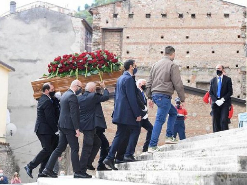 Scrive sui social “Una mafiosa in meno” dopo la morte della governatrice Santelli. Il M5s: “Castellaro vergognosa, mai più candidata con noi”