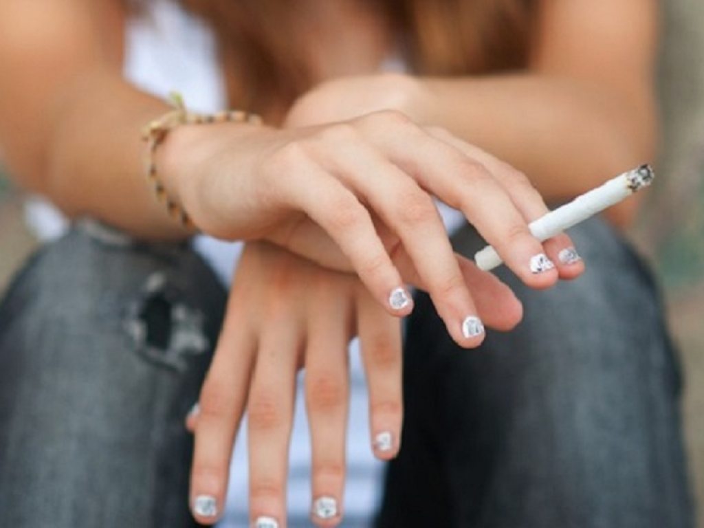 Dal 2021 a Milano verso il divieto di fumo alle fermate del bus: sigarette bandite anche parchi, cimiteri, tribune di strutture sportive